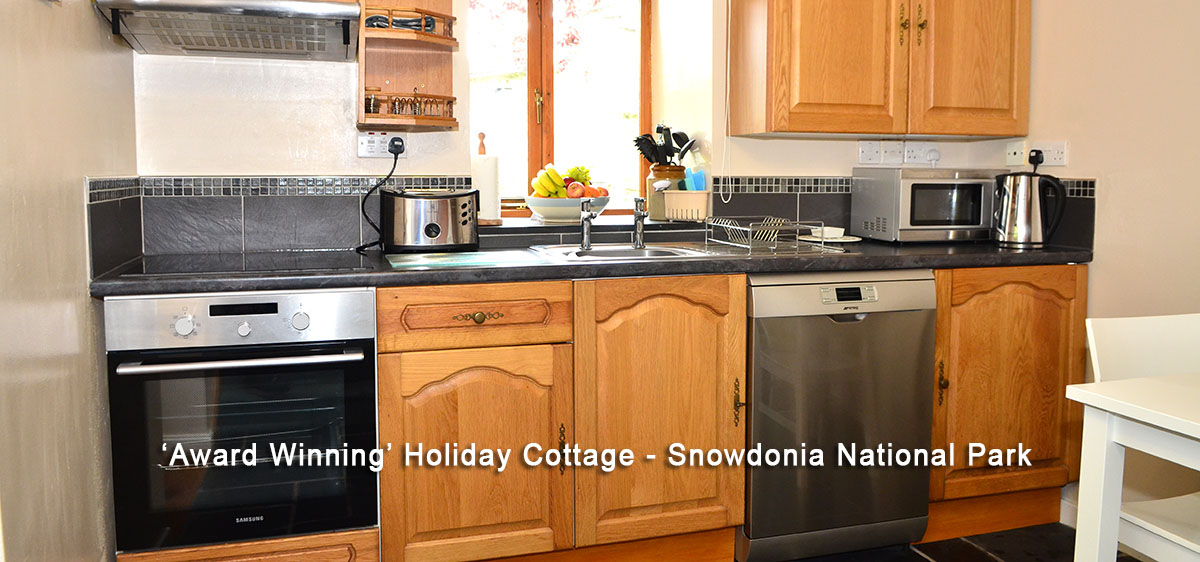 Fully equipped kitchen, hob, oven, microwave etc..